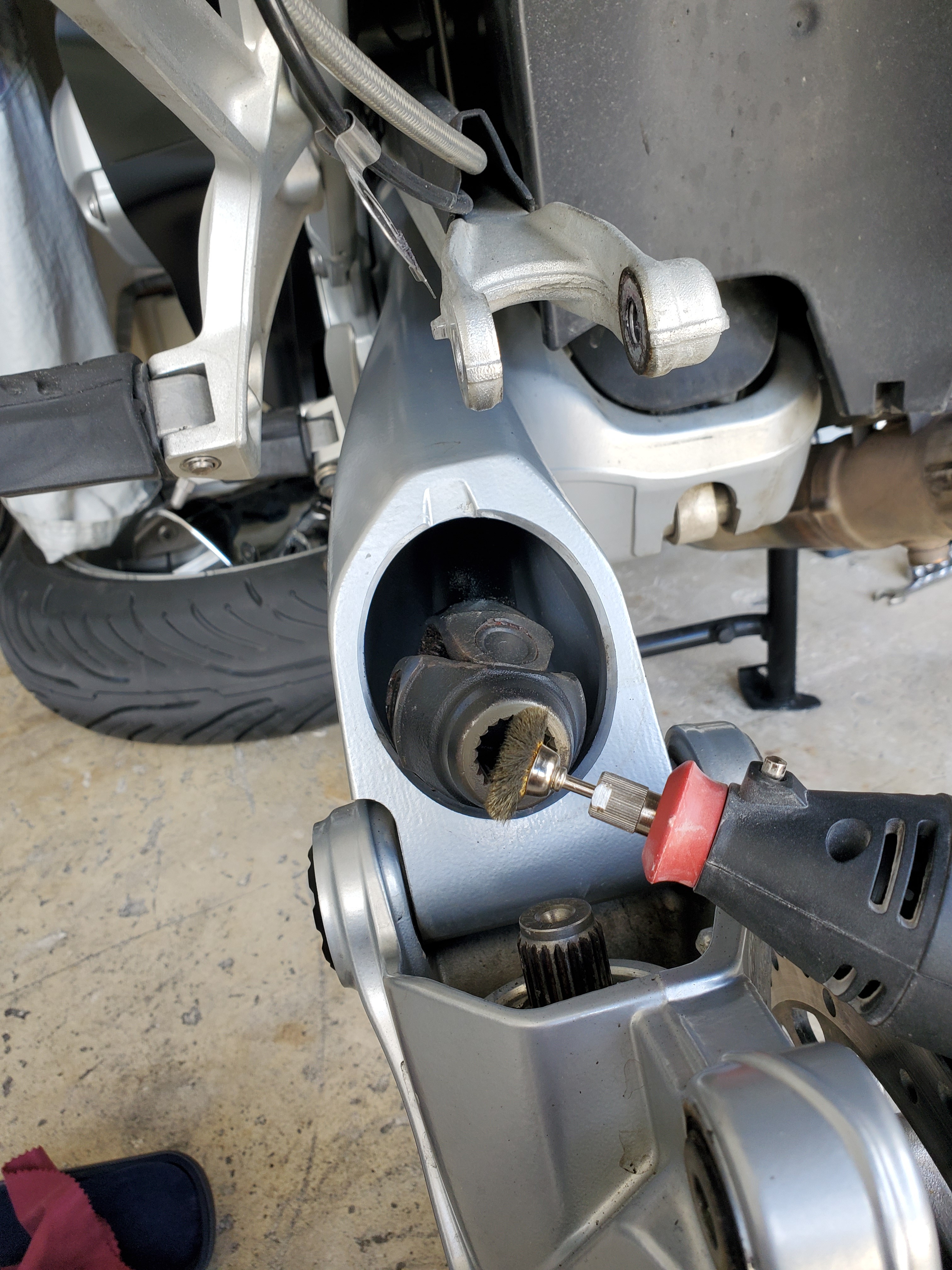 2016 R1200RT Rear axle dismantling - Wetheads - BMWSportTouring