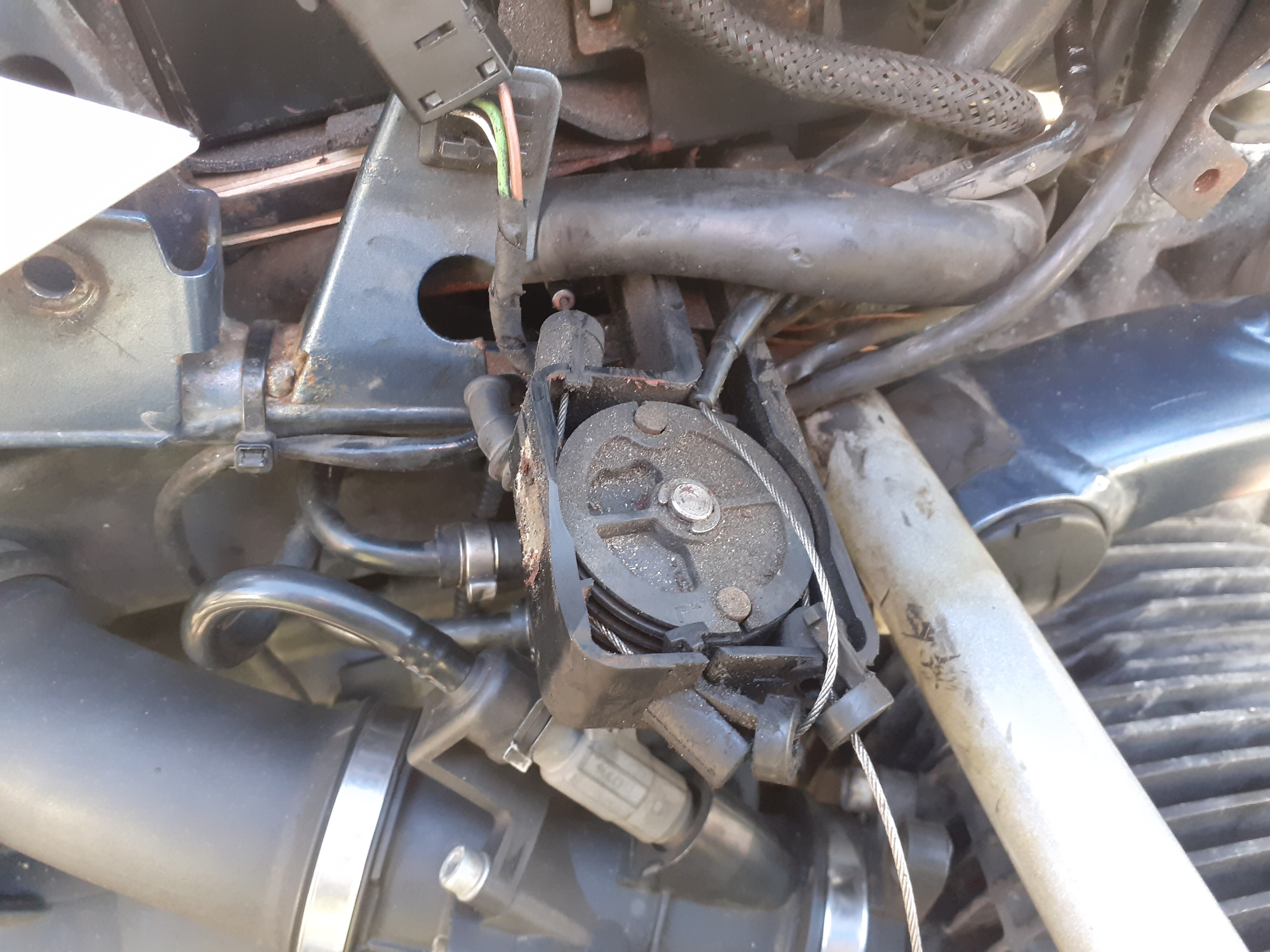 R1150R throttle cable stuck Oilheads BMWSportTouring